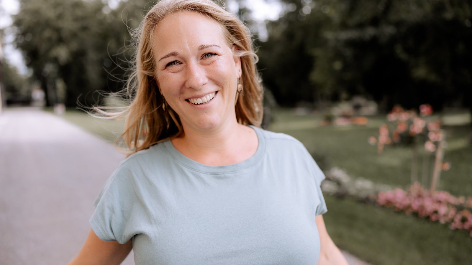 Agnes Hochbichler lacht im Park
