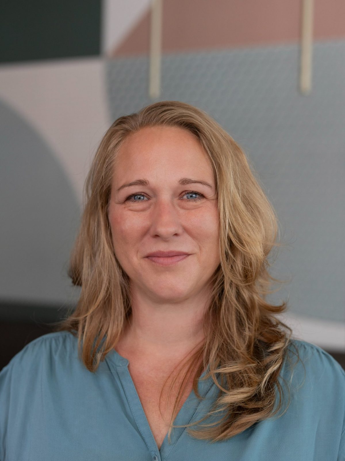 Porträt von Agnes Hochbichler in blauer Bluse